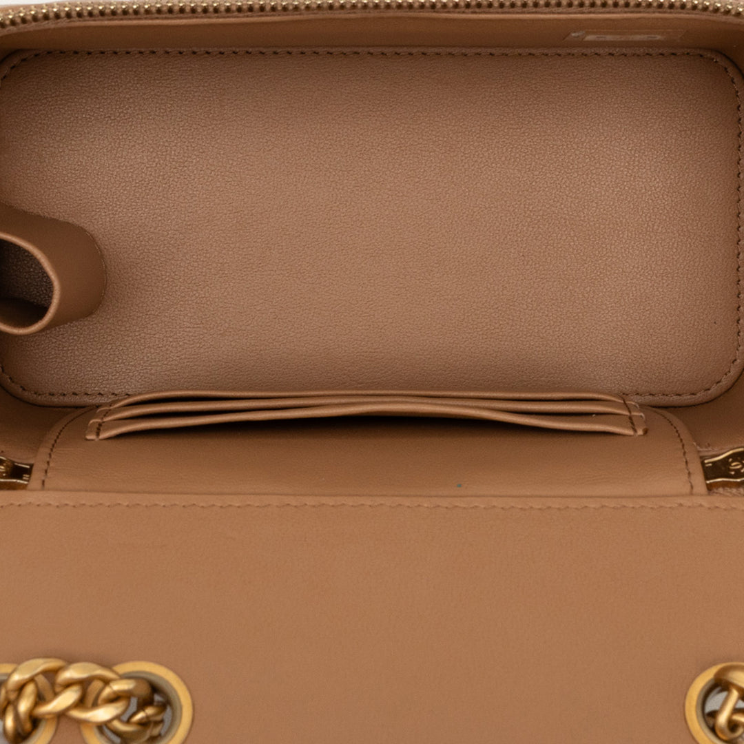 Chanel Small Matelassé Cuir d’agneau Pillow Crush Vanity avec chaîne