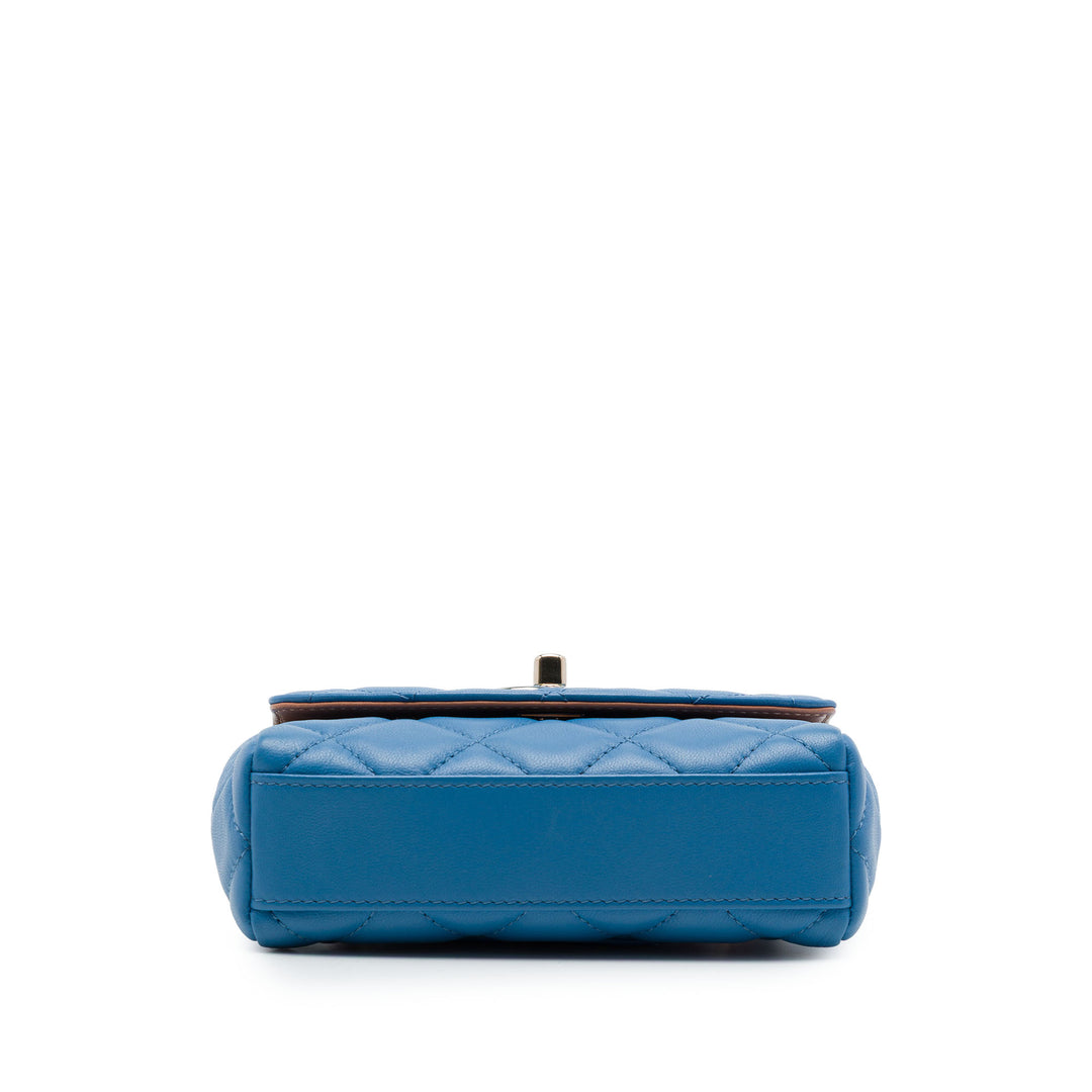 Chanel Sac bandoulière Matelassé Cocovado Ruban Chaîne à rabat Mini Cuir d'agneau Bleu – vue 3 – GABY PARIS