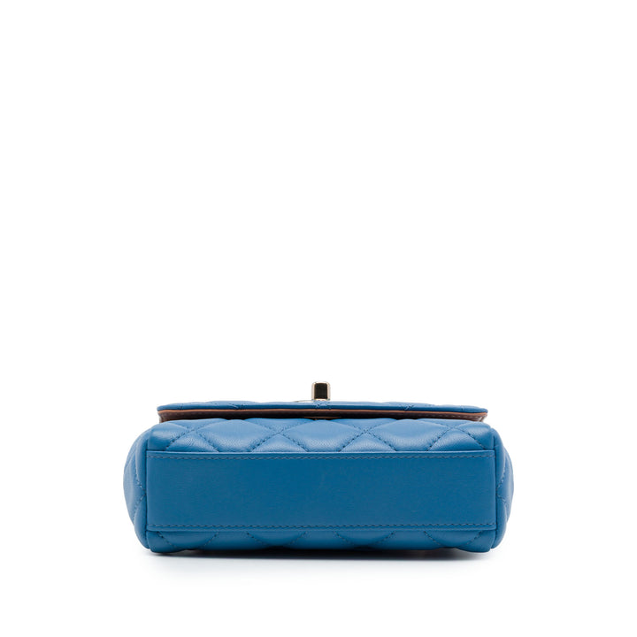 Chanel Sac bandoulière Matelassé Cocovado Ruban Chaîne à rabat Mini Cuir d'agneau Bleu – vue 3 – GABY PARIS