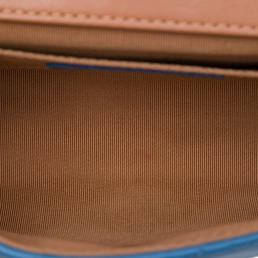 Chanel Sac bandoulière Matelassé Cocovado Ruban Chaîne à rabat Mini Cuir d'agneau Bleu – vue 4 – GABY PARIS