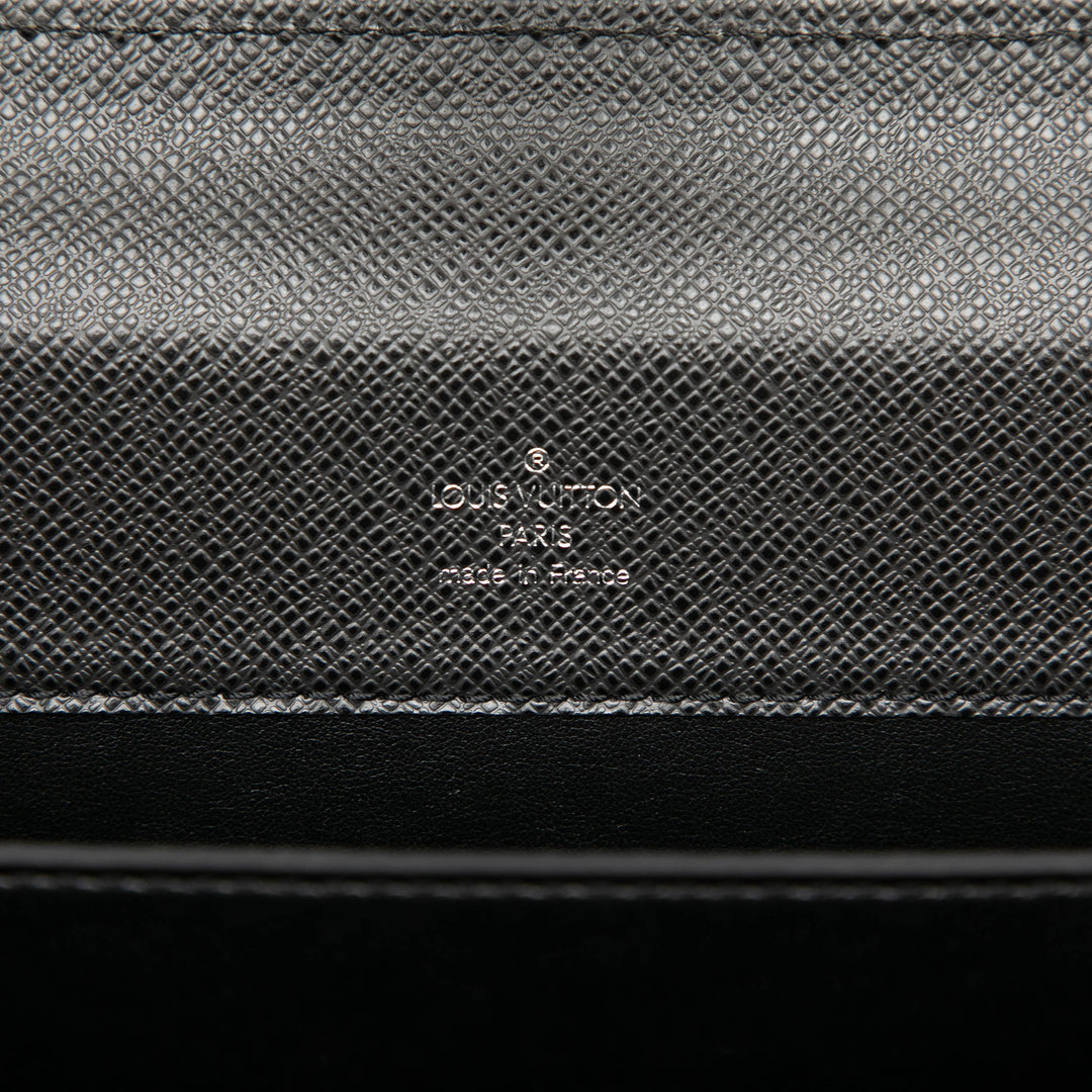 Louis Vuitton Porte-documents Taiga Pilot Noir – vue 5 – GABY PARIS