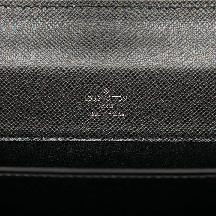 Louis Vuitton Porte-documents Taiga Pilot Noir – vue 5 – GABY PARIS