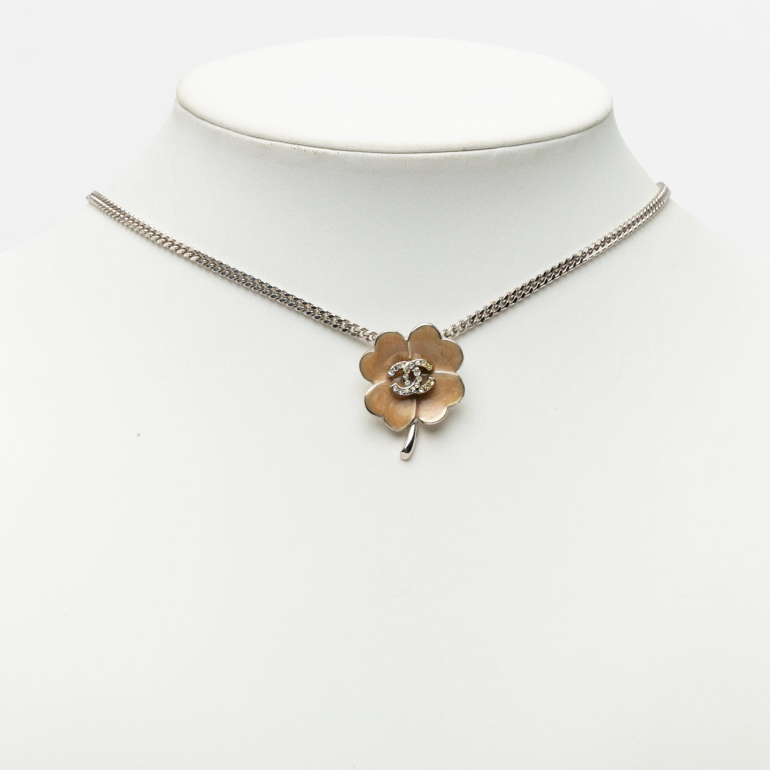 Chanel CC Brass Émail et Strass Clover Pendant Collier