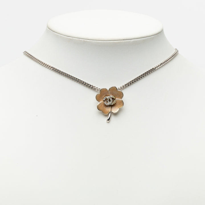 Chanel CC Brass Émail et Strass Clover Pendant Collier