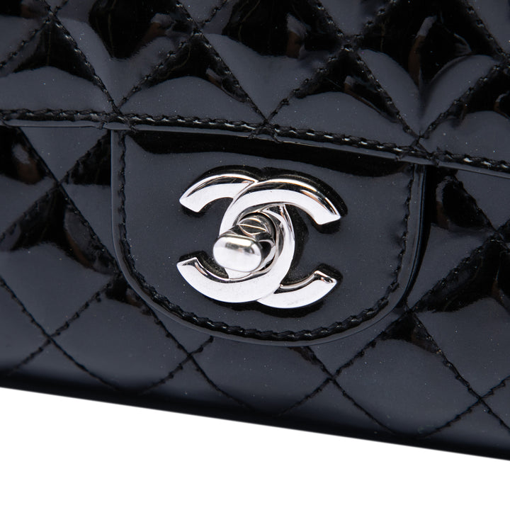 Chanel Medium Matelassé Cuir verni Secret Label à rabat