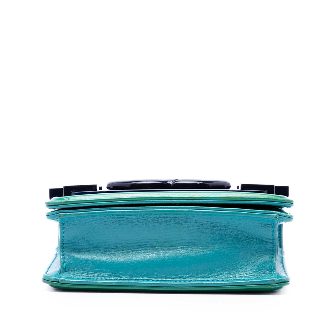 Chanel Ombre Acrylic et Boy Brick à rabat Mini Vert – vue 3 – GABY PARIS