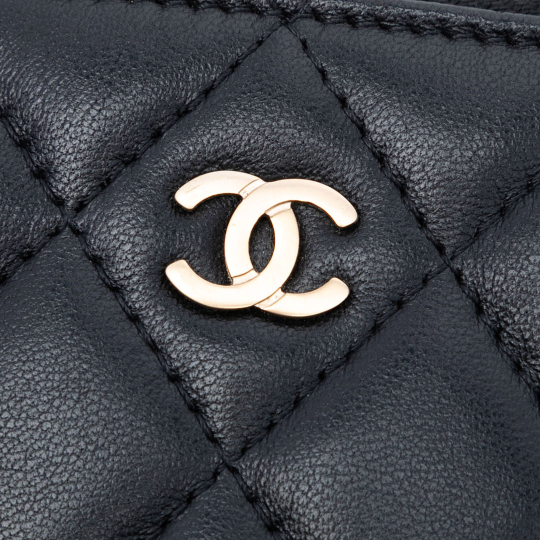 Chanel CC Cuir de veau grainé Classic Zipped Travel Pochette
