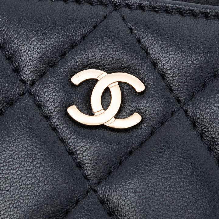 Chanel CC Cuir de veau grainé Classic Zipped Travel Pochette