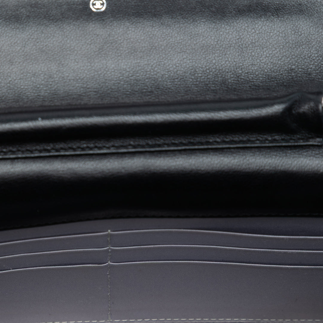 Chanel CC embossé Cuir d’agneau Camellia Wallet On Chain