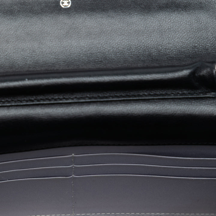 Chanel CC embossé Cuir d’agneau Camellia Wallet On Chain