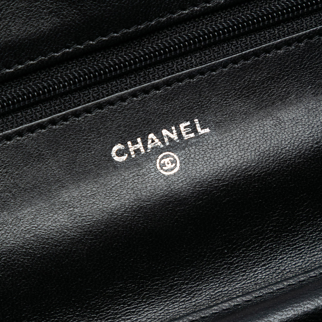 Chanel CC embossé Cuir d’agneau Camellia Wallet On Chain
