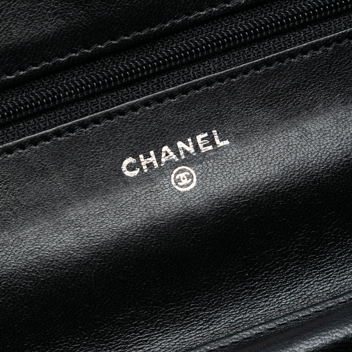 Chanel CC embossé Cuir d’agneau Camellia Wallet On Chain