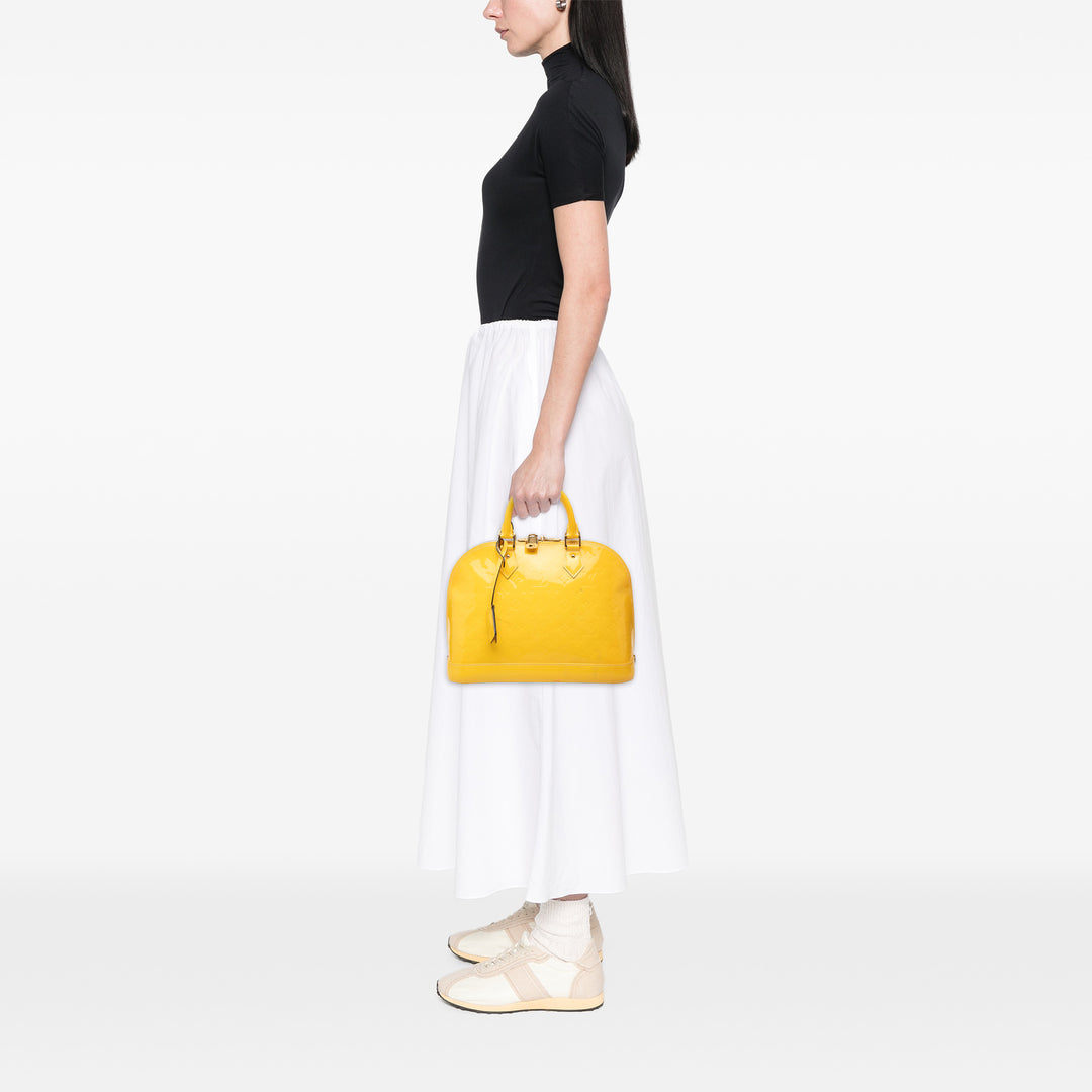 Louis Vuitton Alma PM Cuir verni Monogram Jaune – vue 7 – GABY PARIS