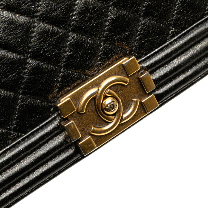 Chanel Old Medium Cracked Métallisé Cuir de veau Boy Flap Noir – GABY PARIS Authentique