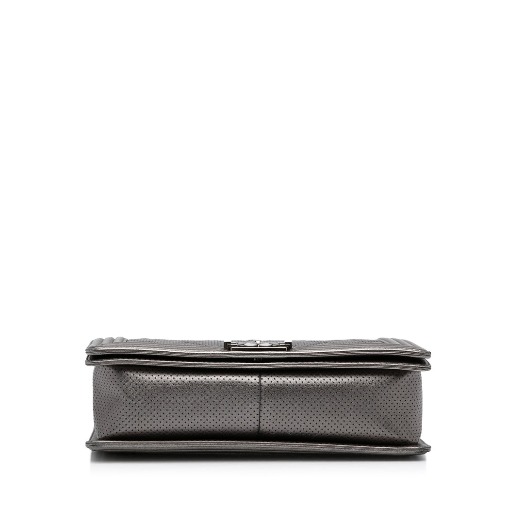 Chanel Medium Quilted Perforated Métallisé Cuir d’agneau Boy Flap Gris
