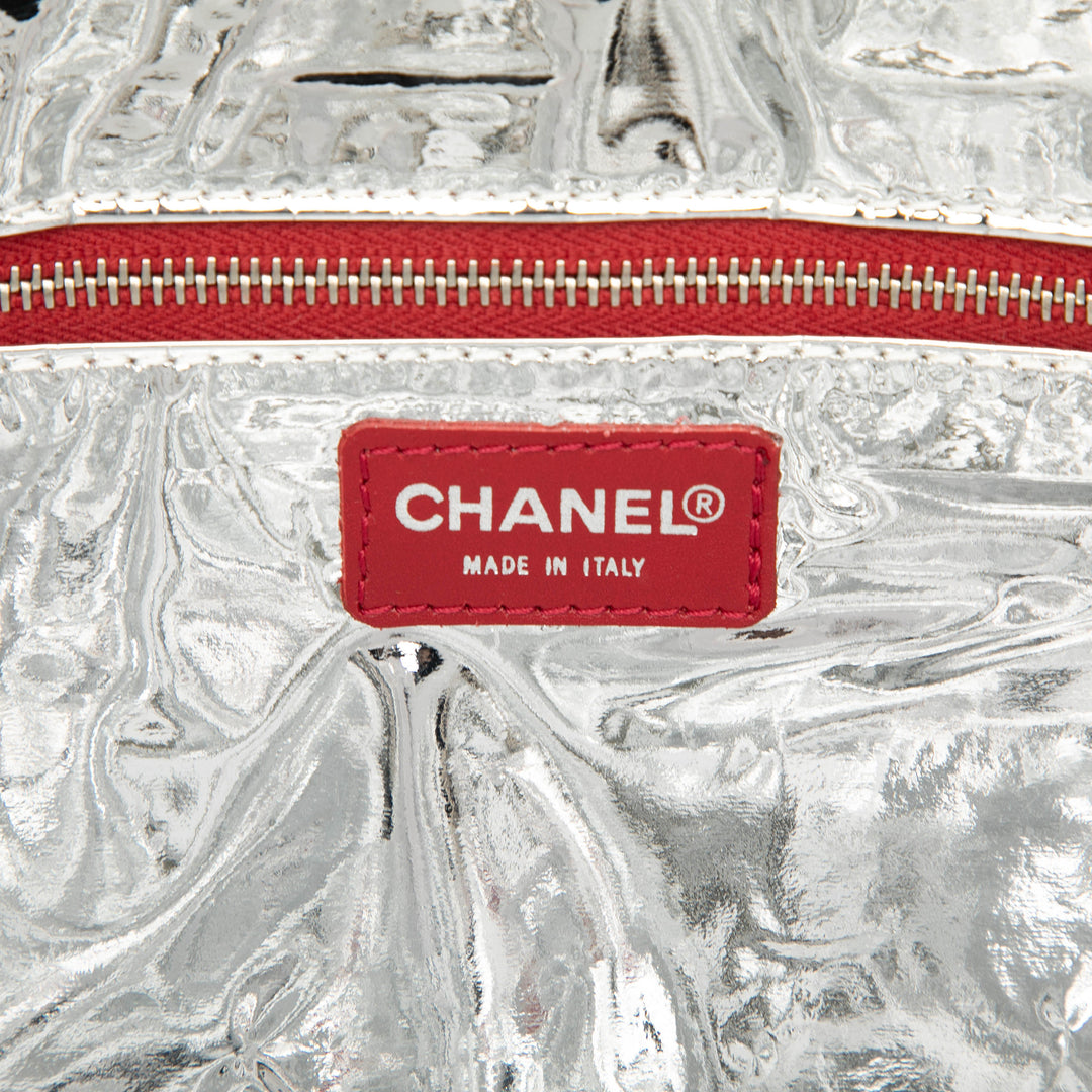 Chanel CC Toile and Métallisé Cuir d’agneau No. 5 Shopping Cabas Blanc – GABY PARIS Authentique