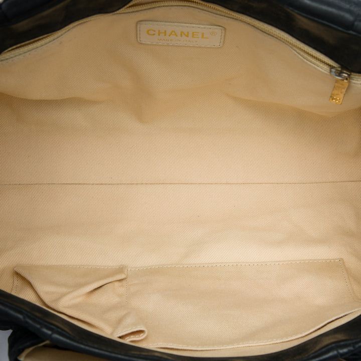 Chanel Large Matelassé Iridescent Cuir de veau Chic Quilt Accordion à rabat