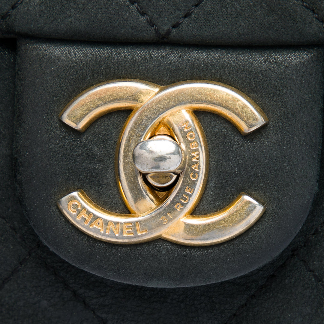 Chanel Large Matelassé Iridescent Cuir de veau Chic Quilt Accordion à rabat