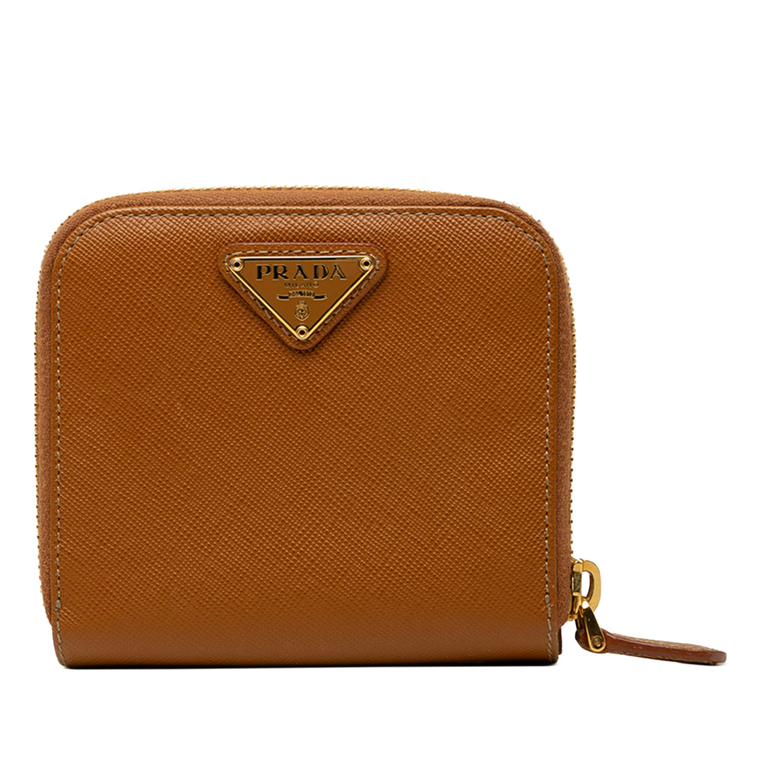 Prada Zippé Compact Portefeuille Saffiano Marron – vue principale – GABY PARIS