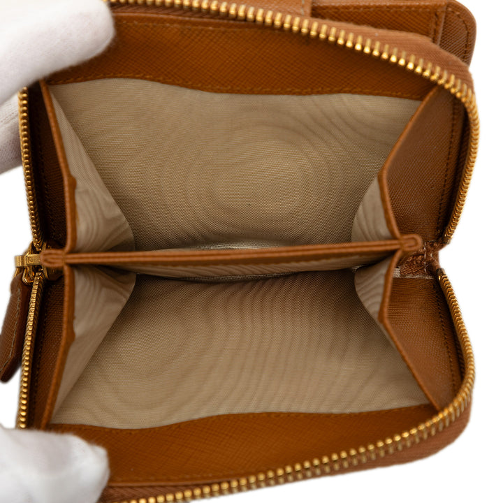 Prada Zippé Compact Portefeuille Saffiano Marron – vue 5 – GABY PARIS