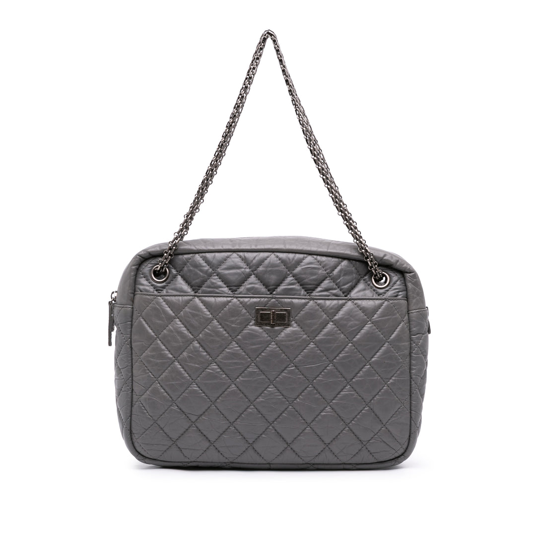 Chanel Matelassé vieilli Reissue 2.55 Sac caméra Grand Cuir de veau Gris – vue principale – GABY PARIS