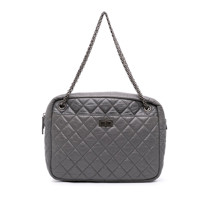 Chanel Matelassé vieilli Reissue 2.55 Sac caméra Grand Cuir de veau Gris – vue principale – GABY PARIS