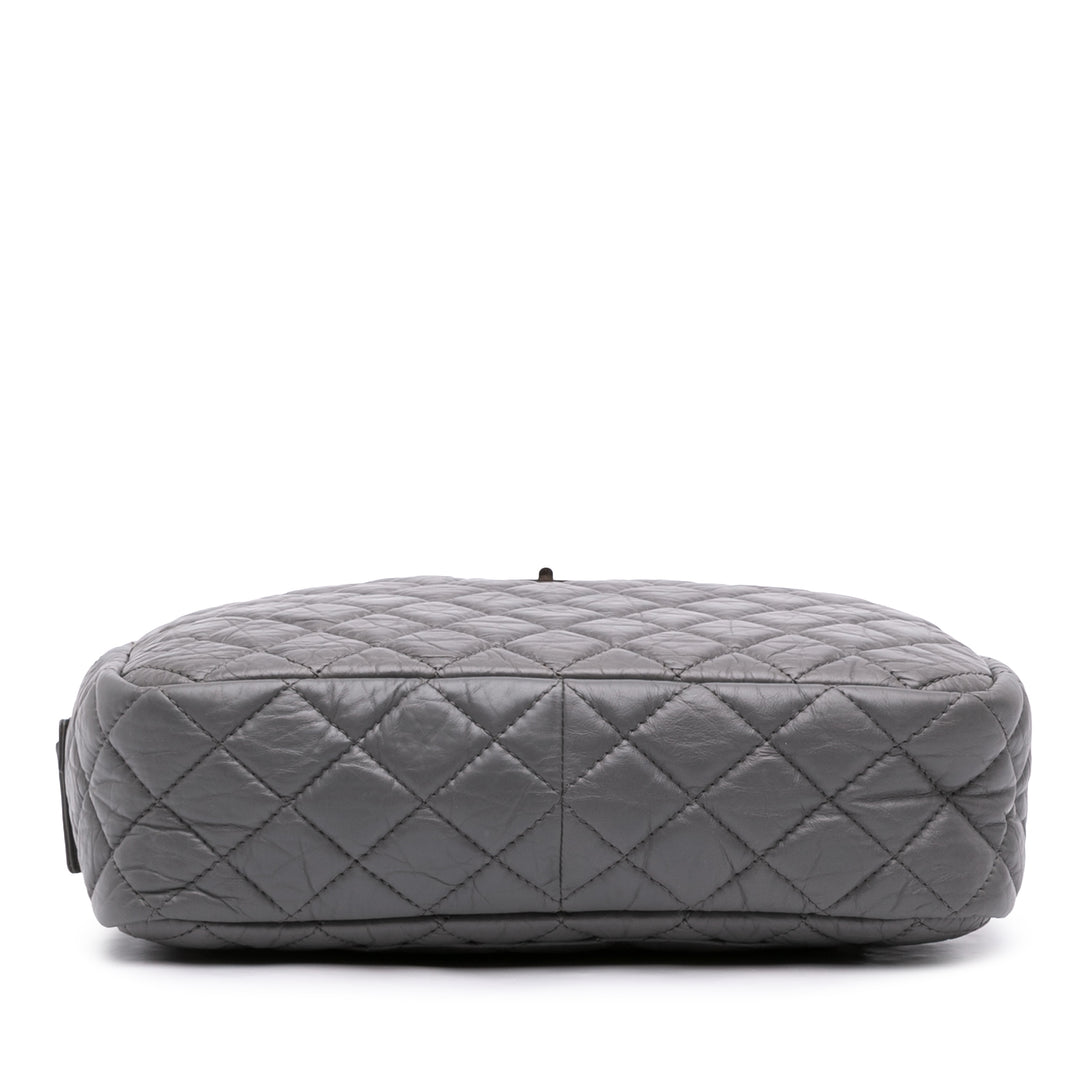 Chanel Matelassé vieilli Reissue 2.55 Sac caméra Grand Cuir de veau Gris – vue 3 – GABY PARIS