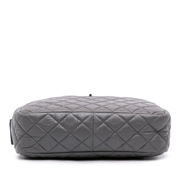 Chanel Matelassé vieilli Reissue 2.55 Sac caméra Grand Cuir de veau Gris – vue 3 – GABY PARIS