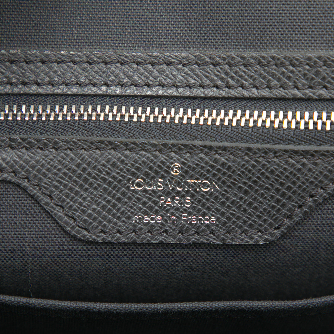 Louis Vuitton Taiga Alexei Messenger
