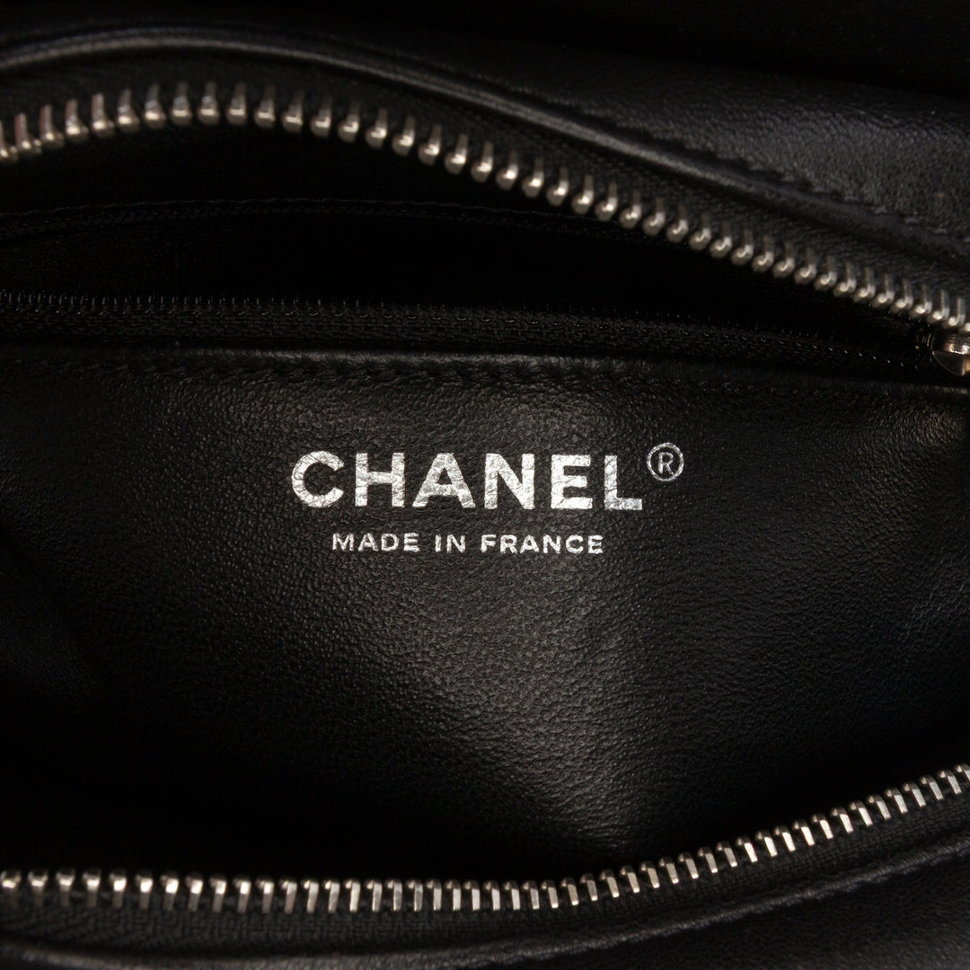 Chanel Tweed and Resin Zipped Chain Shopping Bag Noir – GABY PARIS Authentique
