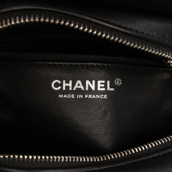 Chanel Tweed and Resin Zipped Chain Shopping Bag Noir – GABY PARIS Authentique