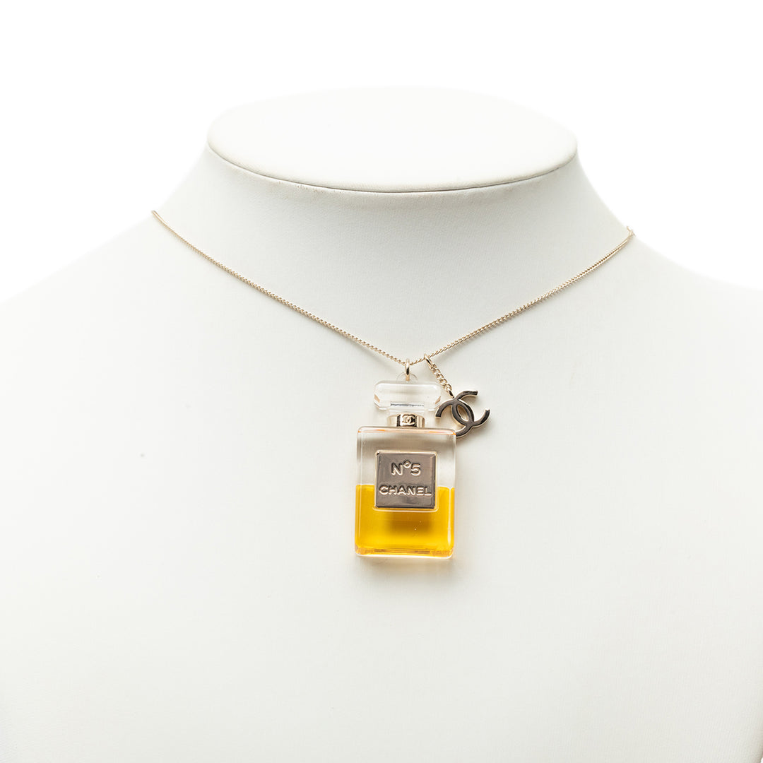 Chanel CC plaqué et Resin No 5 Perfume Bottle Pendant Collier Doré
