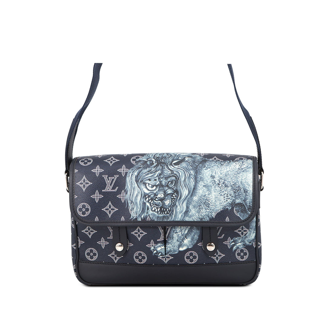 Louis Vuitton Chapman Brothers Savane Messenger PM Monogram Bleu – vue principale – GABY PARIS