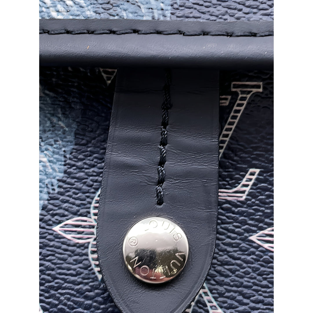 Louis Vuitton Chapman Brothers Savane Messenger PM Monogram Bleu – vue 10 – GABY PARIS
