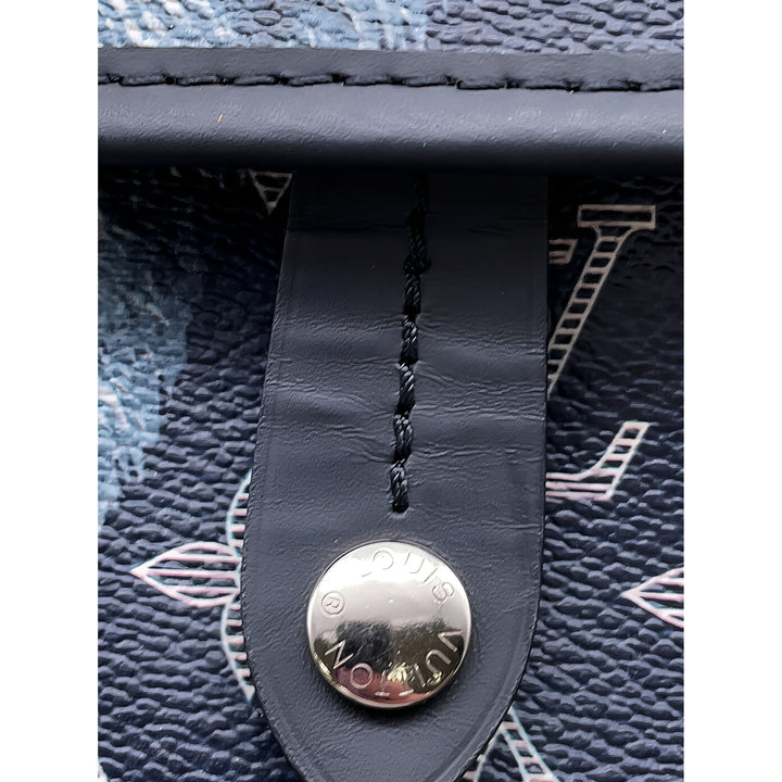 Louis Vuitton Chapman Brothers Savane Messenger PM Monogram Bleu – vue 10 – GABY PARIS