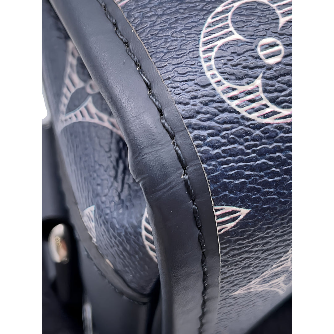 Louis Vuitton Chapman Brothers Savane Messenger PM Monogram Bleu – vue 6 – GABY PARIS