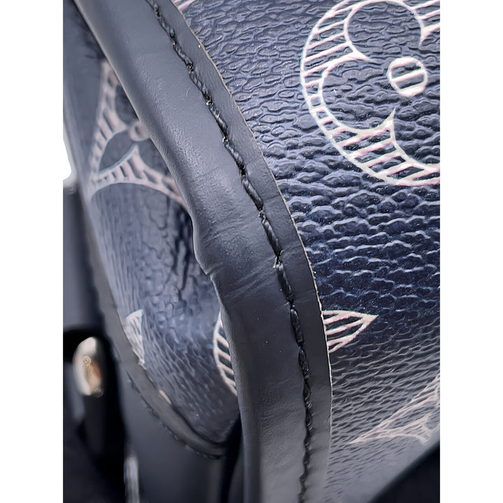 Louis Vuitton Chapman Brothers Savane Messenger PM Monogram Bleu – vue 6 – GABY PARIS