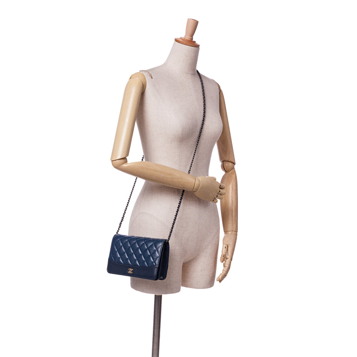 Chanel Quilted Aged Cuir de veau Gabrielle Wallet On Chain Bleu