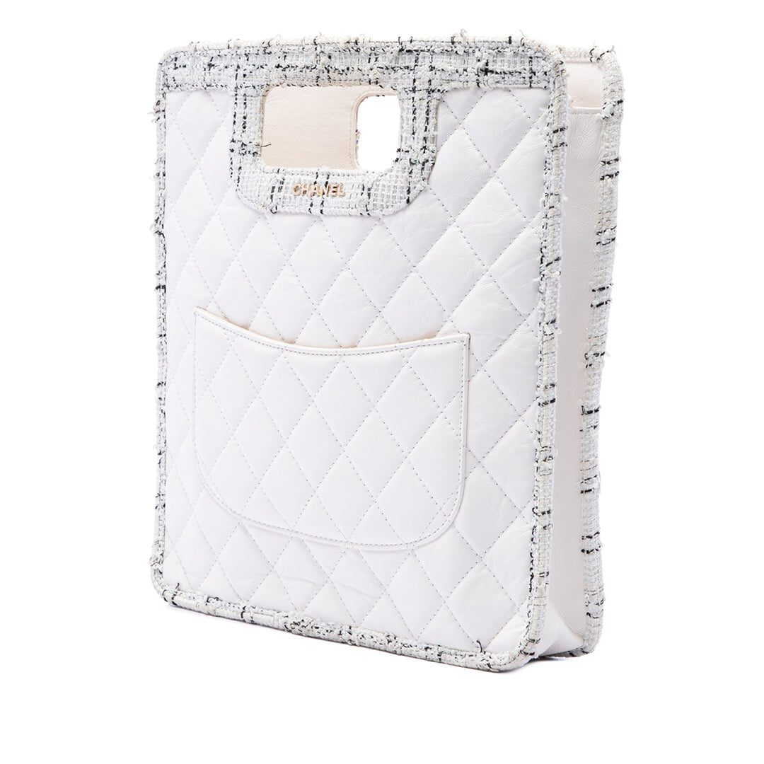 Chanel Cabas CC à finitions Matelassé vieilli Cutout Poignée Tweed Blanc – vue 2 – GABY PARIS