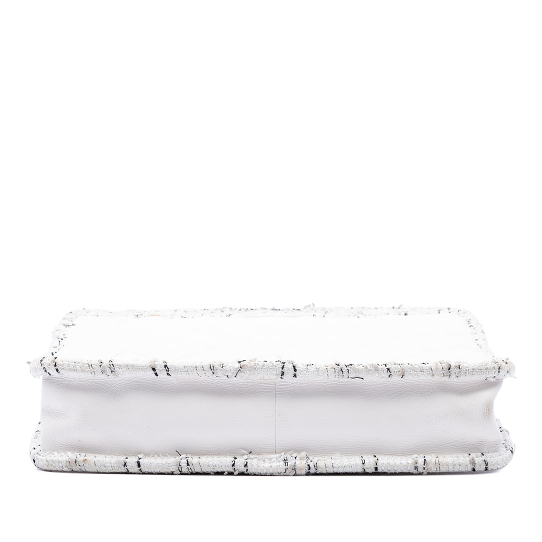 Chanel Cabas CC à finitions Matelassé vieilli Cutout Poignée Tweed Blanc – vue 3 – GABY PARIS