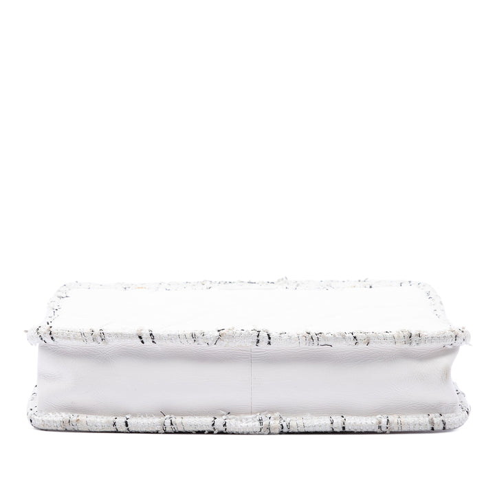 Chanel Cabas CC à finitions Matelassé vieilli Cutout Poignée Tweed Blanc – vue 3 – GABY PARIS
