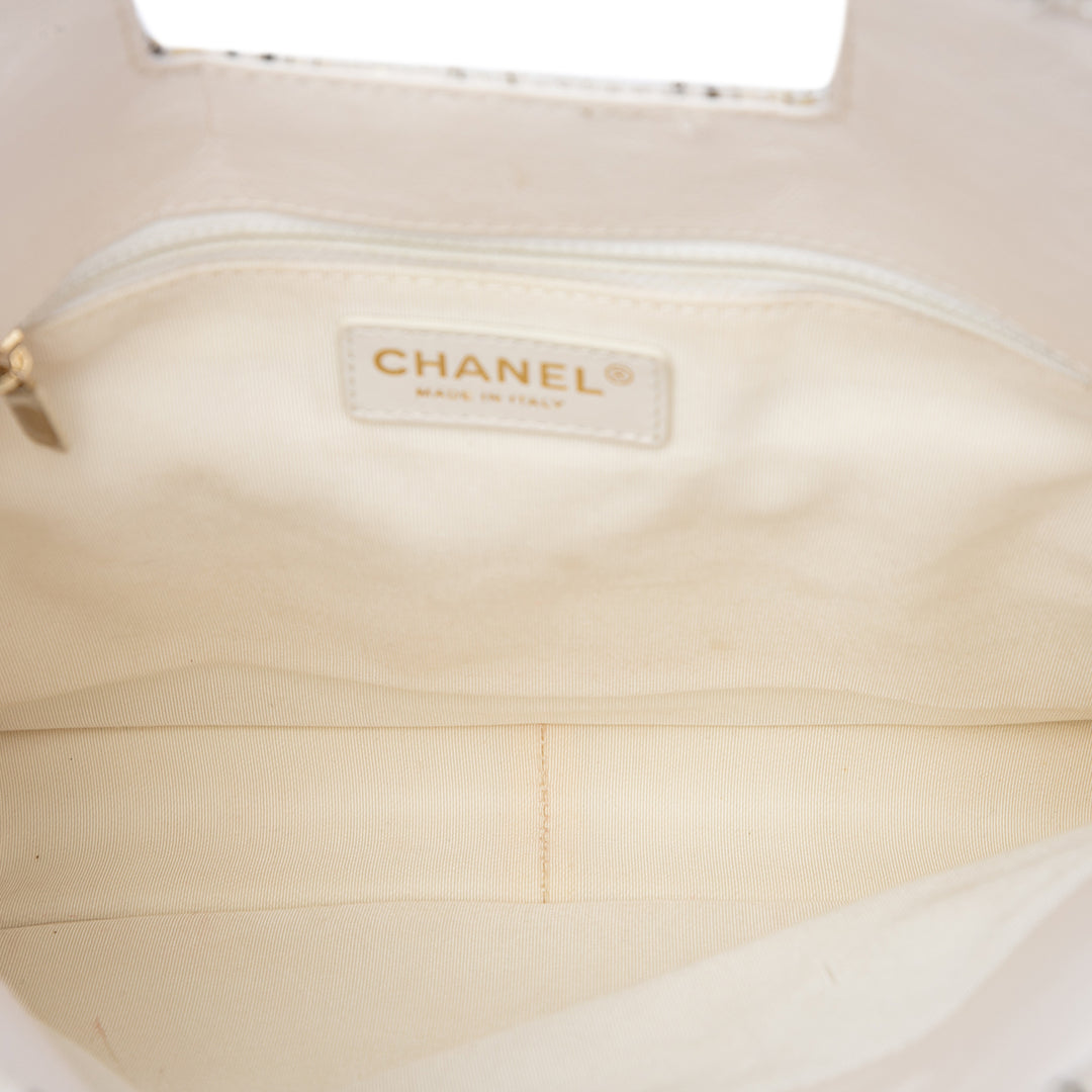 Chanel Cabas CC à finitions Matelassé vieilli Cutout Poignée Tweed Blanc – vue 4 – GABY PARIS
