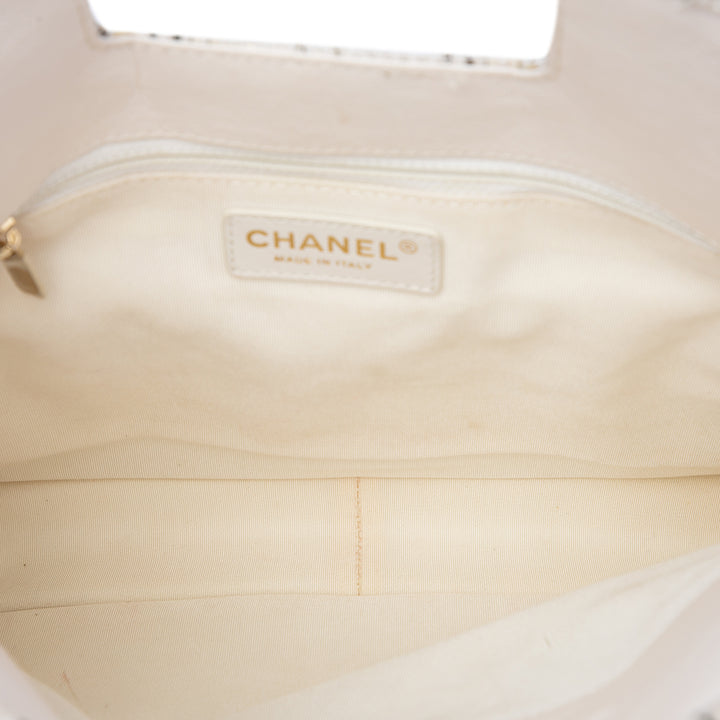 Chanel Cabas CC à finitions Matelassé vieilli Cutout Poignée Tweed Blanc – vue 4 – GABY PARIS