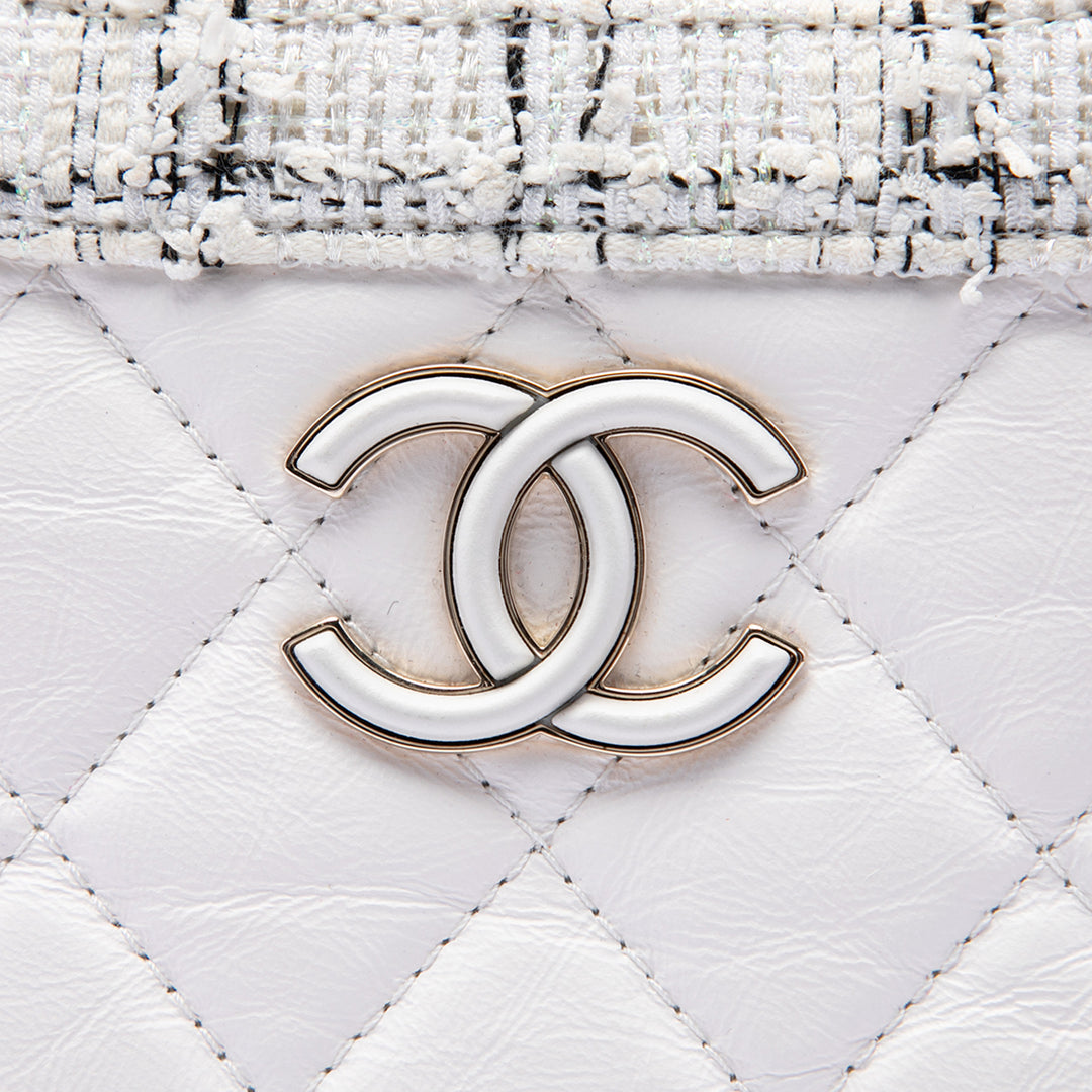 Chanel Cabas CC à finitions Matelassé vieilli Cutout Poignée Tweed Blanc – vue 5 – GABY PARIS