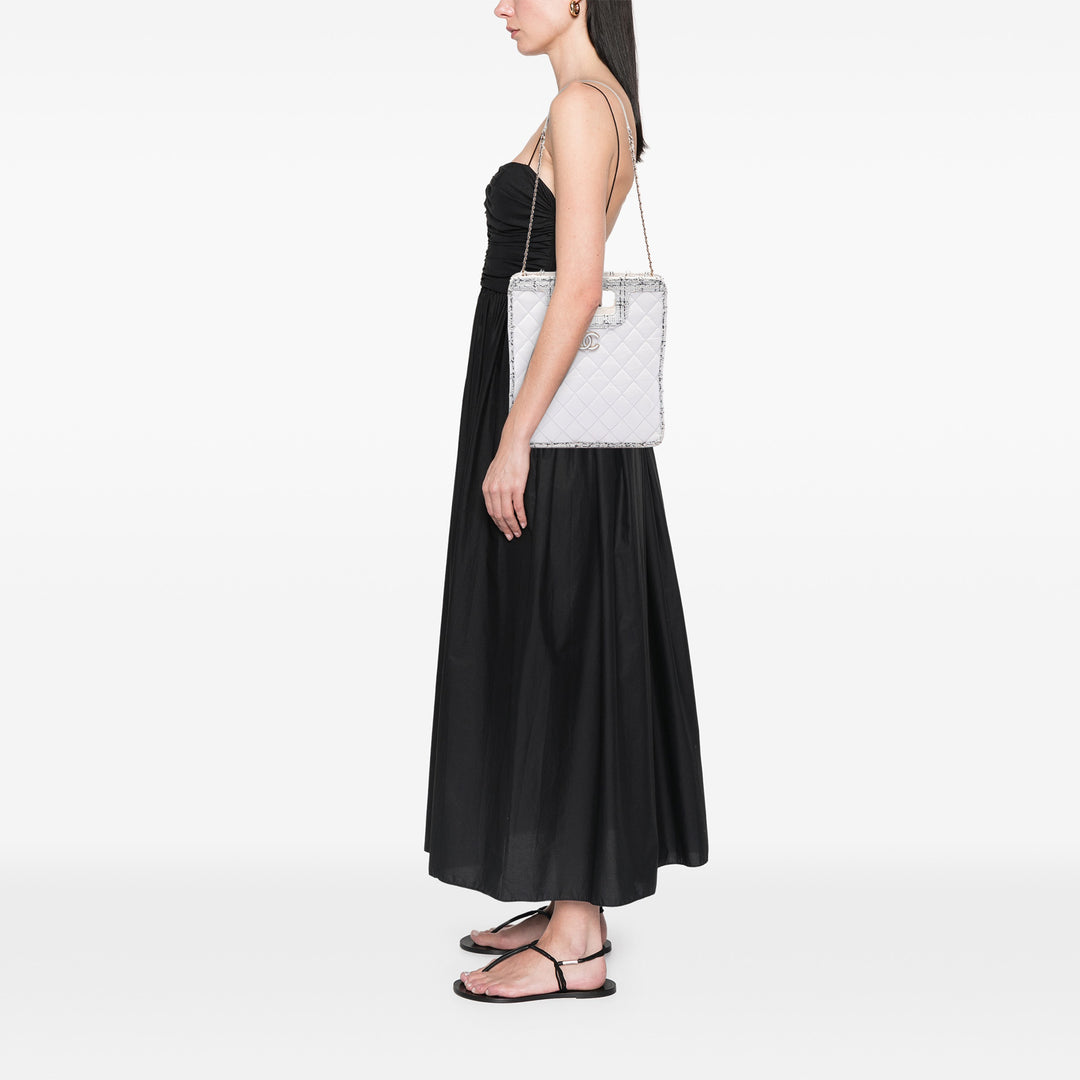 Chanel Cabas CC à finitions Matelassé vieilli Cutout Poignée Tweed Blanc – vue 6 – GABY PARIS