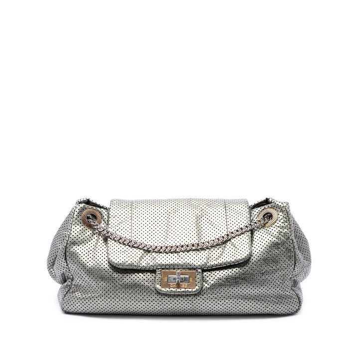 Chanel Métallisé perforé Reissue 2.55 Drill Accordion à rabat Cuir de veau Argenté – vue principale – GABY PARIS