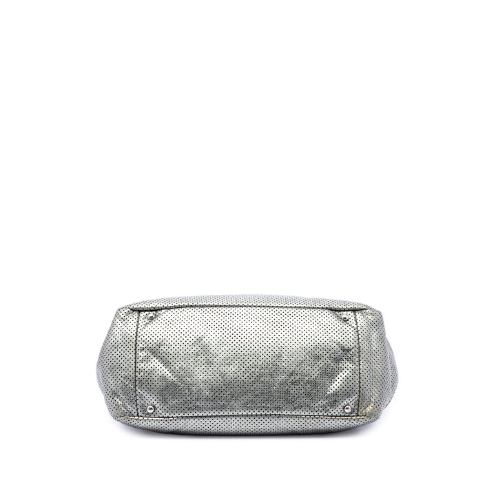 Chanel Métallisé perforé Reissue 2.55 Drill Accordion à rabat Cuir de veau Argenté – vue 3 – GABY PARIS