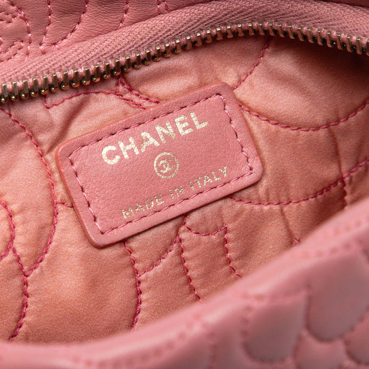 Chanel embossé Cuir d’agneau Camellia Chain Pochette