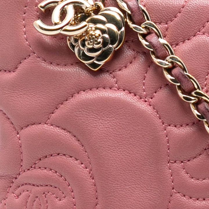 Chanel embossé Cuir d’agneau Camellia Chain Pochette