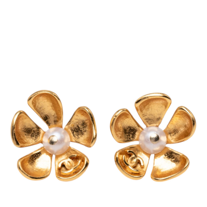 Chanel CC plaqué Perles fantaisie Flower Stud fermoir poussette Boucles d'oreilles Métal